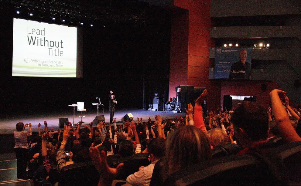 Chi vuole esprimere al massimo le proprie potenzialità di Leader? Robin Sharma incanta la platea in uno sei suoi esclusivi seminari che tiene in tutto il mondo.